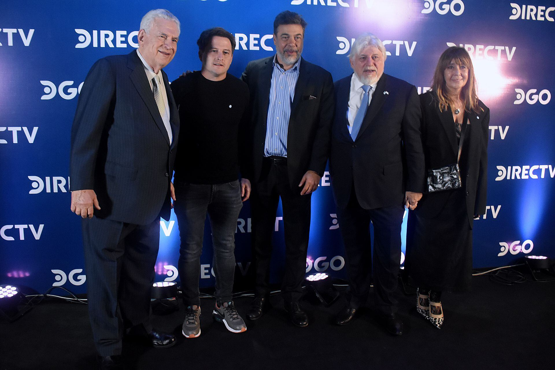 El empresario Daniel Werthein junto al diputado y vicepresidente del Bloque Juntos por el Cambio, Alex Campbell; los empresarios Darío y Adrián Werthein, y la abogada Fabiana Ricagno, ideóloga del documental 