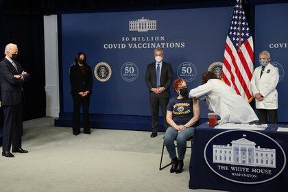 En el acto, en el que participó el presidente Joe Biden y la vice, Kamala Harris, varios ciudadanos recibieron la vacuna (REUTERS/Jonathan Ernst9