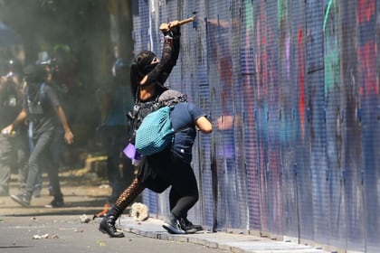 Los encapuchados avanzaron sin oposición policiaca durante al menos un par de horas (Foto: Edgard Garrido/ Reuters)