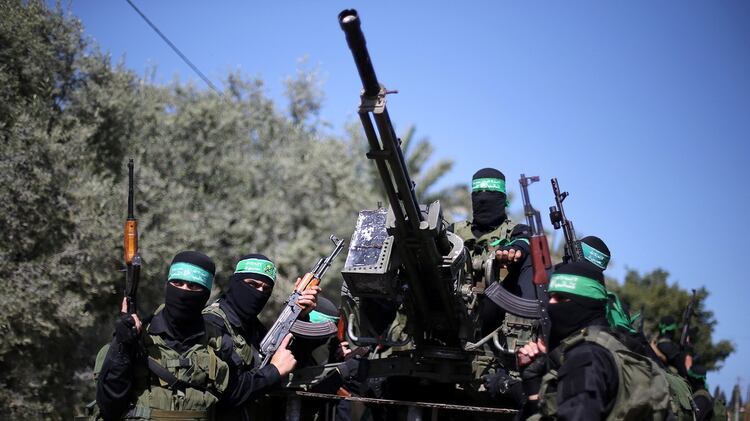 Terroristas de Hamas agredieron a soldades israelíes en la frontera (REUTERS/Ibraheem Abu Mustafa)