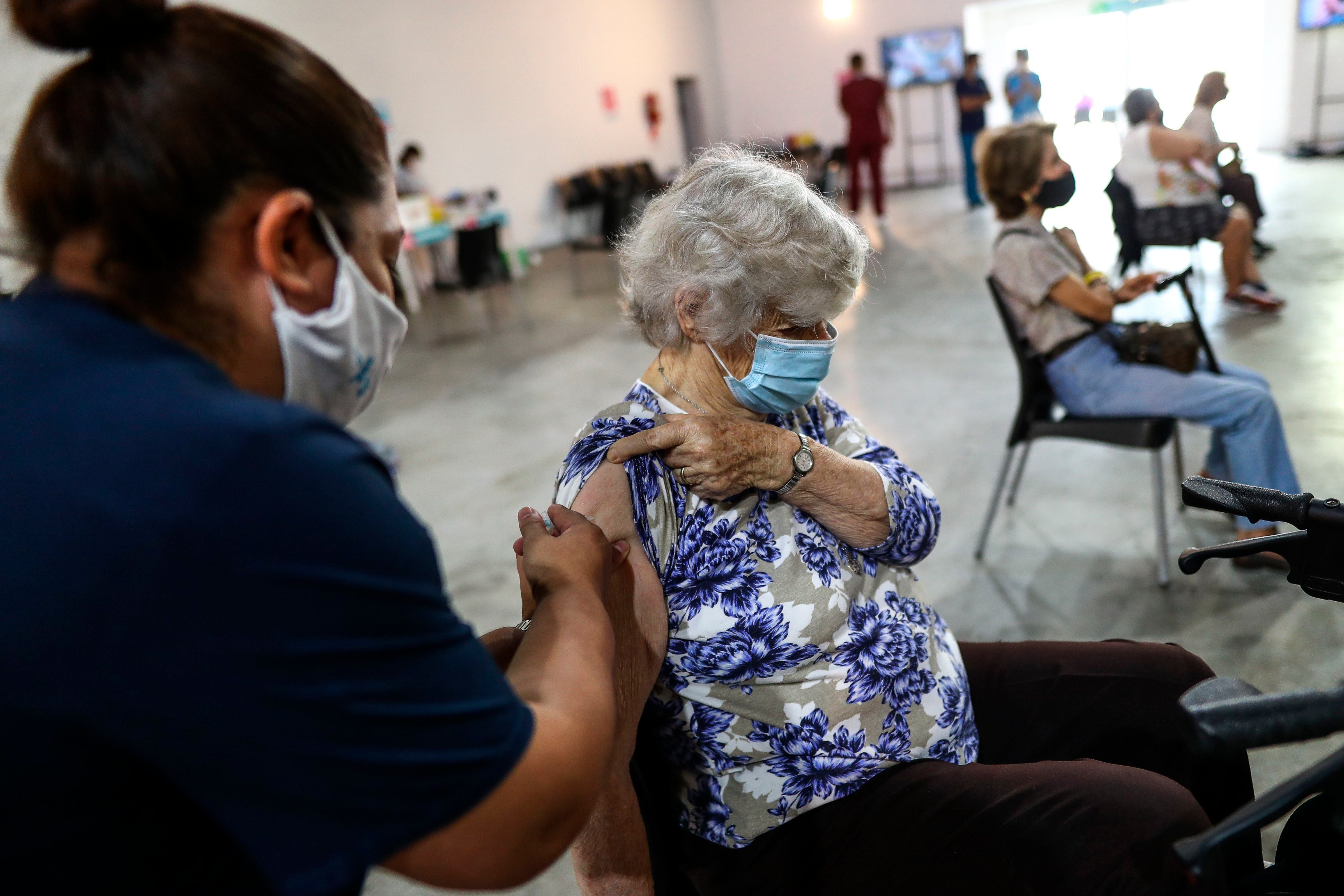 Adultos mayores reciben la vacuna contra la covid-19 en una jornada de vacunación en la Provincia de Buenos Aires (EFE)
