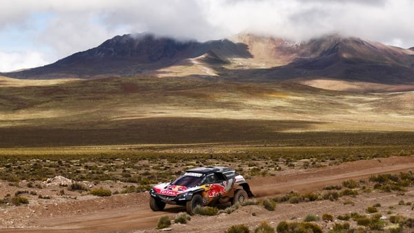 Carlos Sainz ganó la sexta etapa y recortó cuarto minutos a Peterhansel (Getty Images)