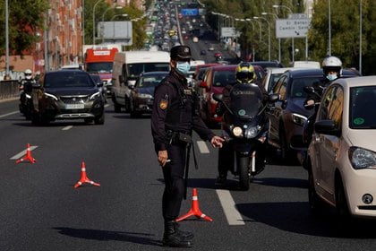 Un agente de la Policía Nacional Española con una mascarilla protectora en un puesto de control de tráfico durante el confinamiento parcial en medio del brote de coronavirus, en Madrid, España, 9 de octubre de 2020. REUTERS/Juan Medina/Foto de archivo