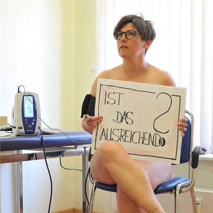 Los profesionales de la salud reclaman insumos médicos con una campaña con fotografías desnudos 