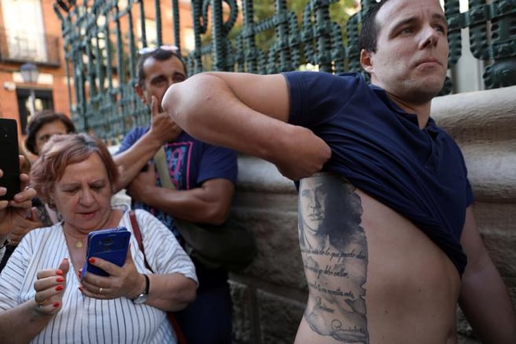 Un hombre muestra su tatuaje con el rostro de Camilo Sesto, mientras espera a las puertas de la sede para dar su último adiós al cantante (Foto: Susana Vera/Reuters)