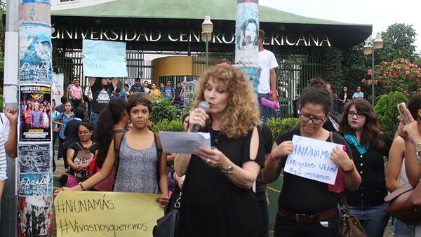 Gioconda Belli, durante una manifestación por los derechos de las mujeres