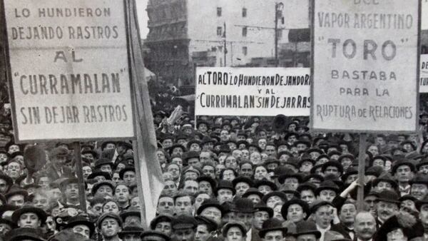 Manifestación en Buenos, Argentina, en 1917 tras el hundimiento de los vapores Toro y Curramalan