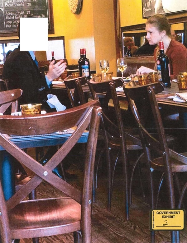 Mariia Butina en un restaurante con un presunto agente de inteligencia ruso en una foto del FBI (FBI via REUTERS)