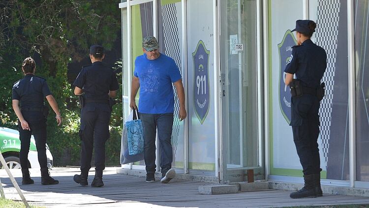 Marcial Thomsen, padre de Máximo, lleva provisiones para su hijo a la comisaría de Pinamar donde está detenido. 