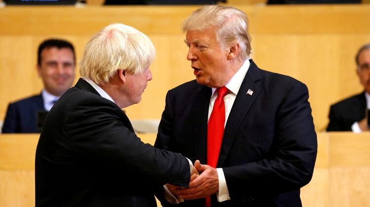 Boris Johnson saluda a Donald Trump en 2017 (REUTERS/Kevin Lamarque/File Photo)
