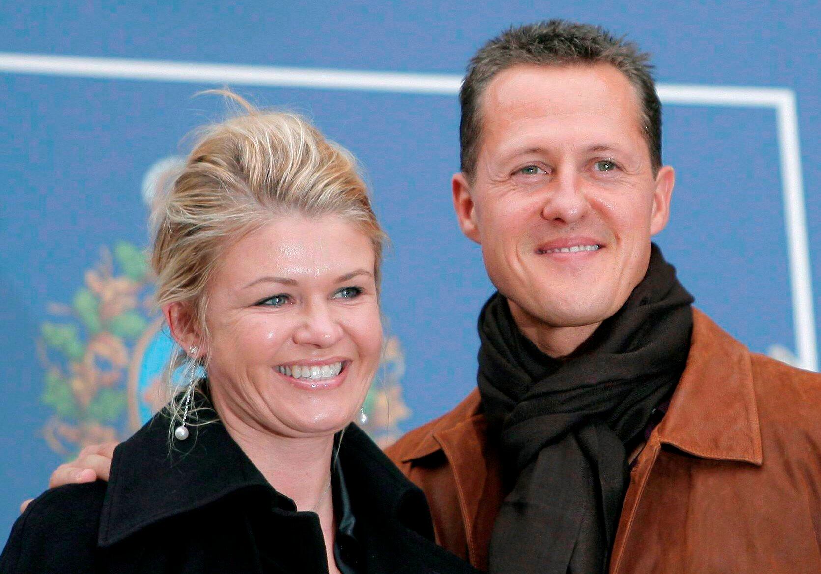 Fotografía de archivo tomada el 26 de octubre de 2007 que muestra a Michael Schumacher y a su esposa, Corinna (EFE) 