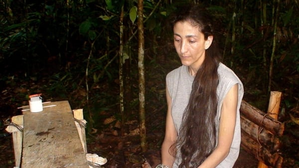 Ingrid Betancourt durante el cautiverio en la selva, despuÃ©s de ser secuestrada en 2002 cuando se dirigÃ­a a la zona de distensiÃ³n establecida por el entonces presidente AndrÃ©s Pastrana con el fin de realizar conversaciones de paz con la guerrilla de las FARC.