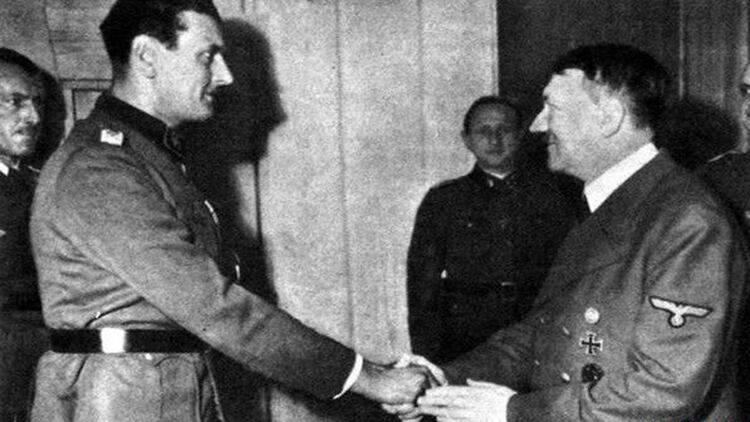 Skorzeny recibe el saludo de Hitler (Gravestone)