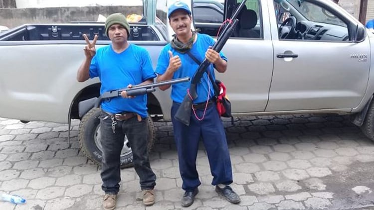 Edgardo Antonio Solís Arias, a la izquierda y de gorro, paramilitar que operó en la ciudad de Diriamba.