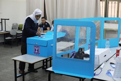 Un árabe-israelí emite su voto en las elecciones generales de Israel, en Kafr Manda, en el norte de Israel, el 23 de marzo de 2021. REUTERS / Ammar Awad