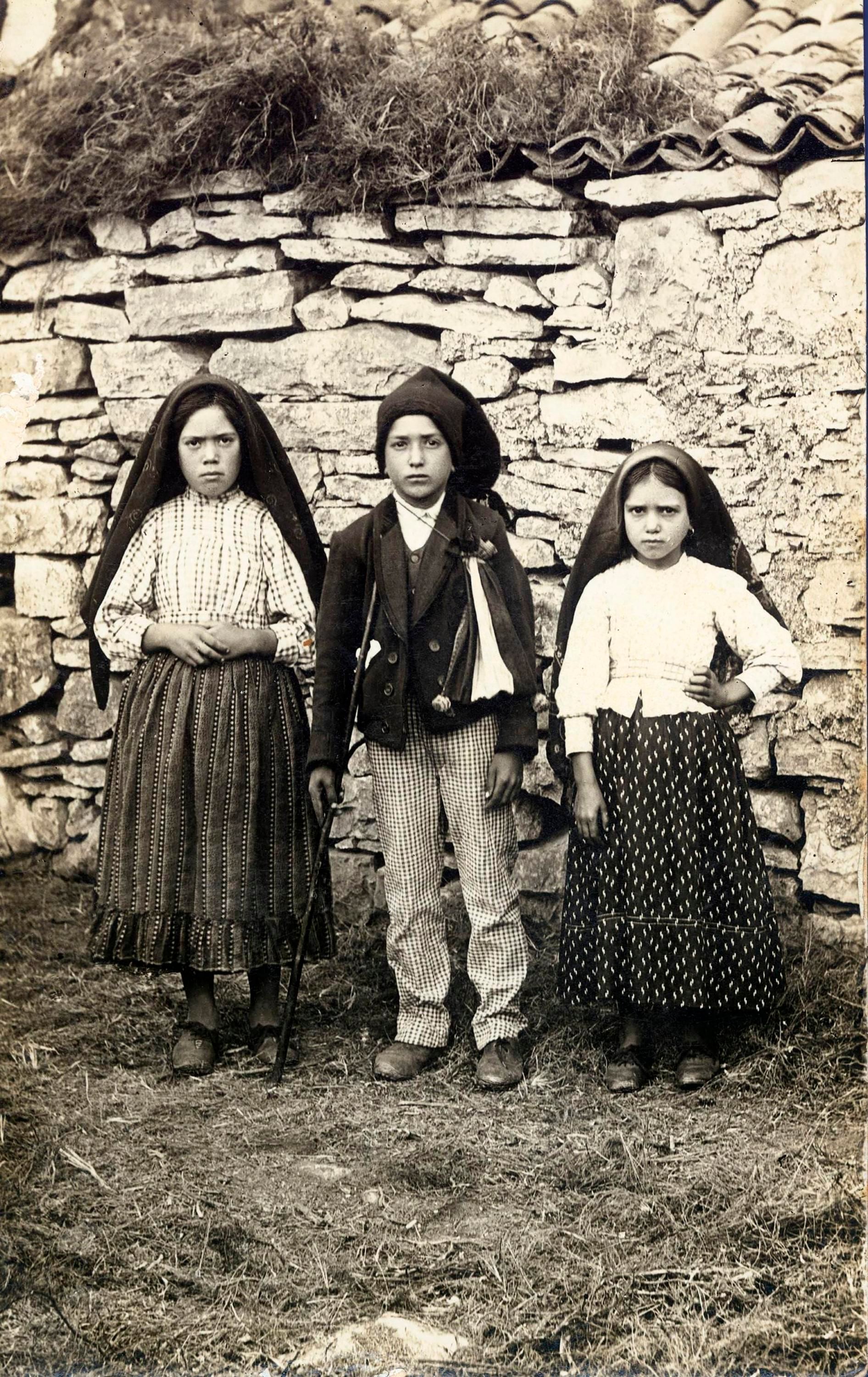 Lucía, Francisco y Jacinta, los tres pastorcitos de Fátima, Portugal, que recibieron los mensajes de la Virgen 