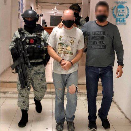Una vez localizado los agentes policíacos en apoyo con la Guardia Nacional procedieron a su detención (Foto: FGE)