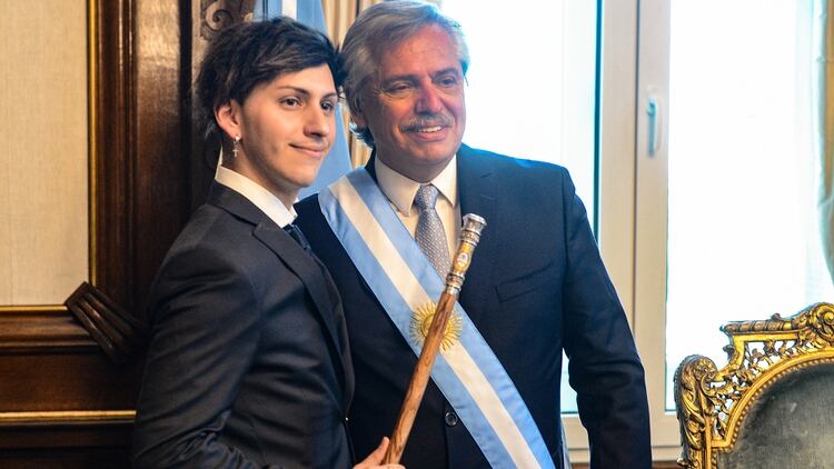 Alberto Fernández junto a su hijo en el despacho presidencial (Presidencia)