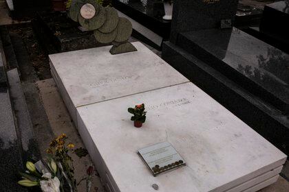 Tumba en el cementerio de Montparnasse en París, donde se encuentran los restos del escritor Julio Cortázar (Ricardo Ceppi)