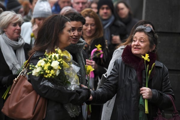 Compañeras de escuela de O’Riordan llevan flores (REUTERS/Clodagh Kilcoyne)