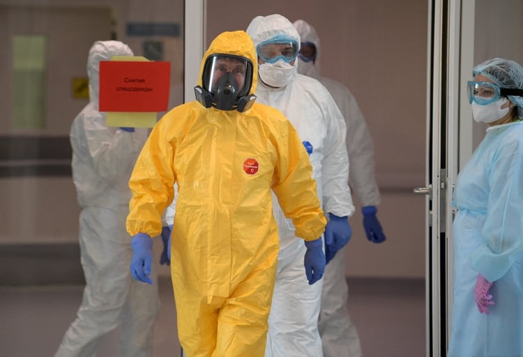 Vladimir Putin usando un traje protector para evitar el contagio de COVID-19 en un hospital en Moscú (Sputnik/Alexey Druzhinin/Kremlin via REUTERS)