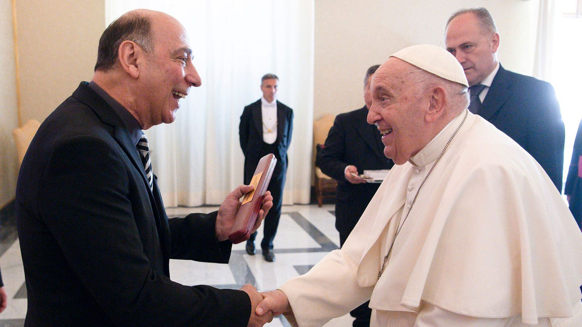 Yeruham Scharovsky con el papa Francisco en una audiencia en el Vaticano
