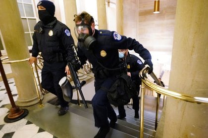 Foto del miércoles de policías del Capitolio tomando posiciones en el edificio tras el ingreso de manifestantes al lugar. 
Ene 6, 2021.  Kevin Dietsch/Pool via REUTERS