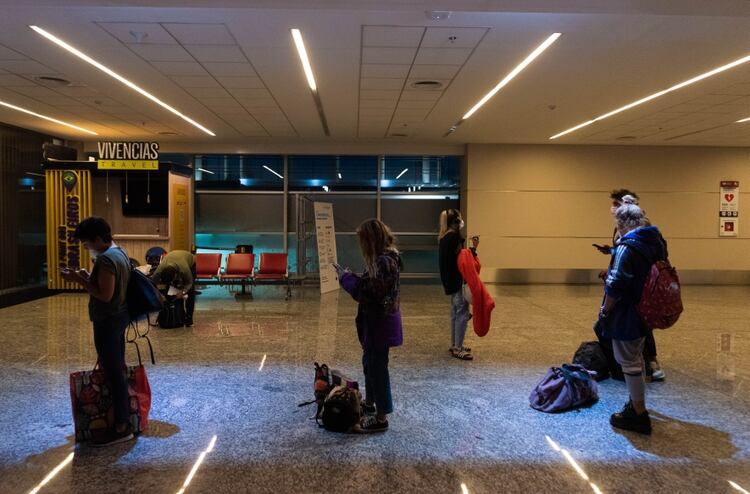 El aeropuerto de Ezeiza solo recibe a argentinos repatriados
