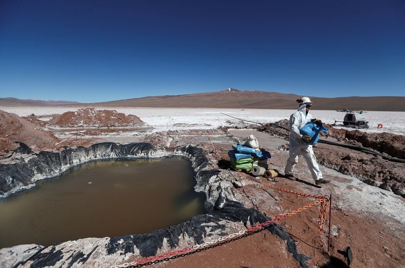 Un empleado de Alpha Lithium trabaja junto a una pileta de salmuera en el Salar de Tolillar, en Salta, Argentina. REUTERS/Agustin Marcarian