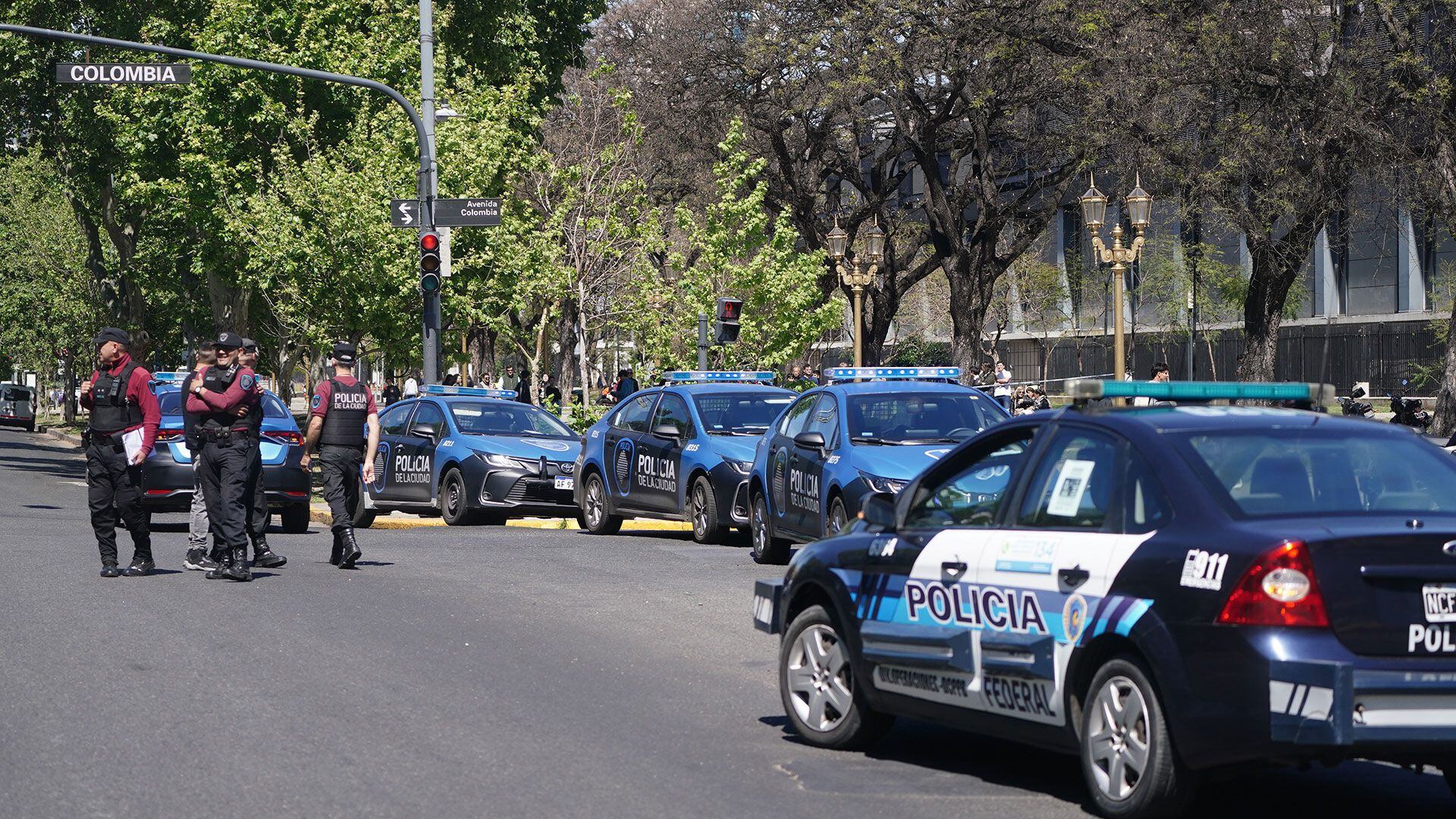 Fuerte operativo de seguridad por la amenaza de bomba que recibió la Embajada de Estados Unidos en la ciudad de Buenos Aires. (Franco Fafasuli)
