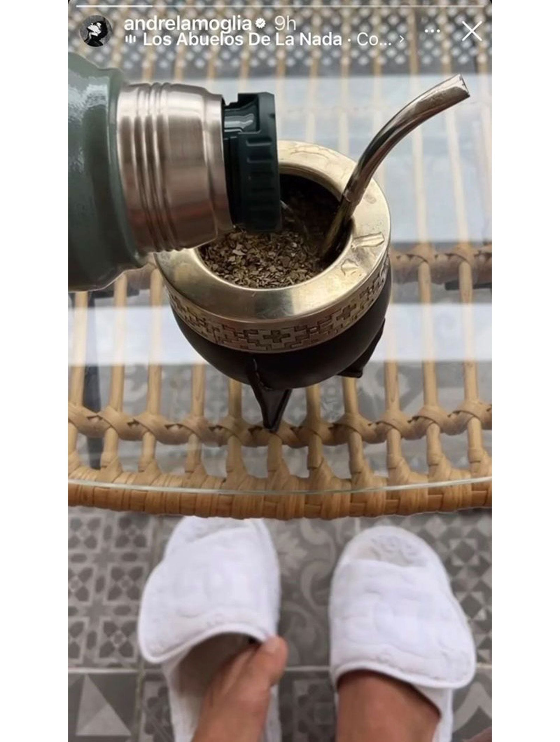 Andr Lamoglia cebndose un mate que es muy similar al de Tini (Instagram)