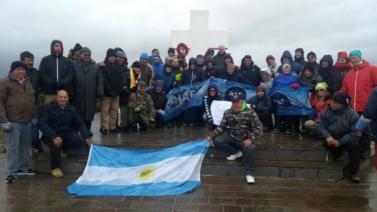 El equipo de NAF del que Celia es parte en el Cementerio de Darwin mezclados con los veteranos de Corrientes. (Gentileza Celia Olmos)