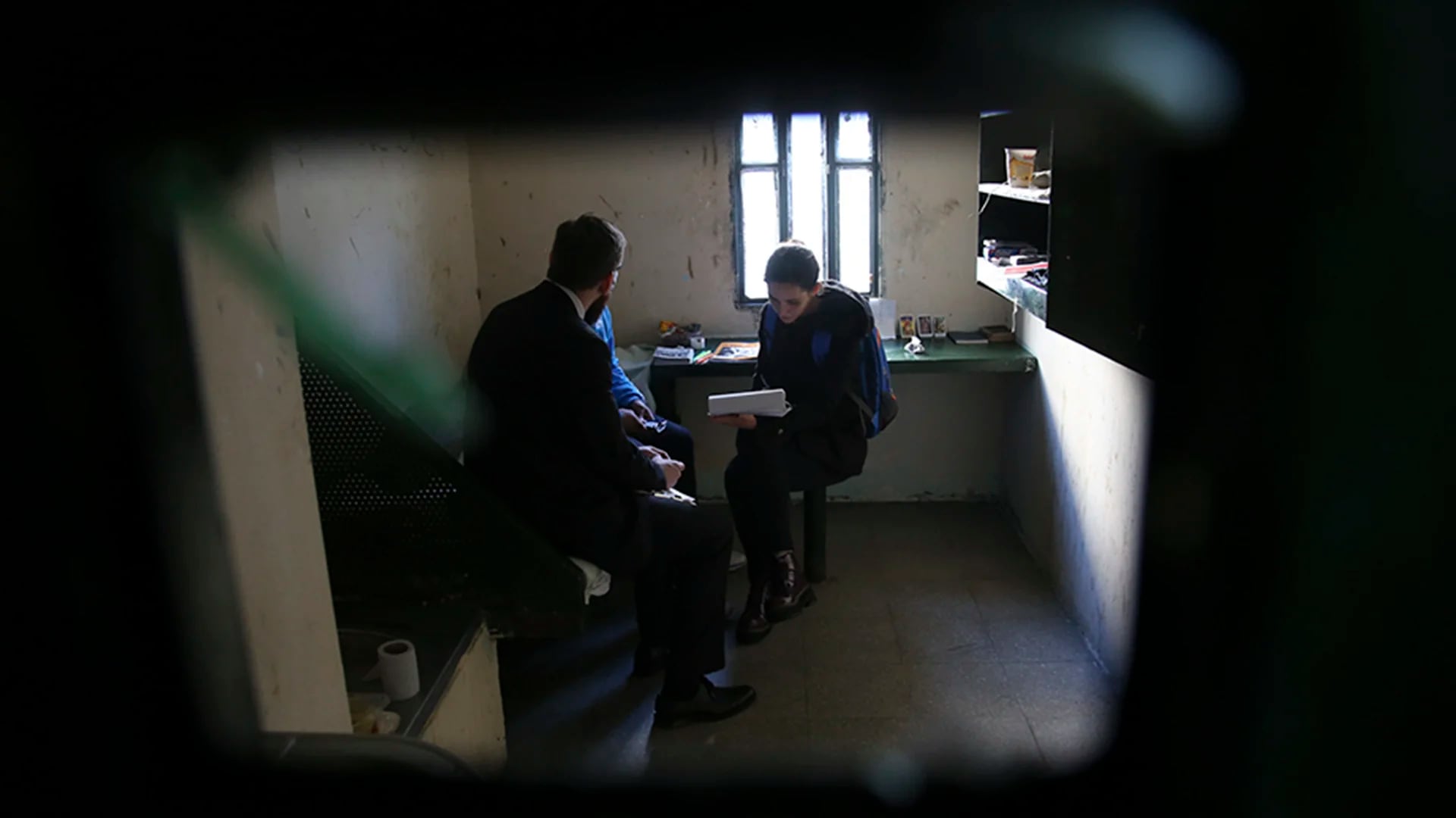 Miembros de la Procuvin entrevistan a un detenido enfermo.