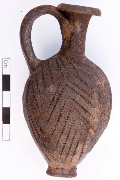 Una vasija es encontrada en Egipto. Tendría alrededor de 5 mil años de antigüedad y sería previa a la época de los faraones (Reuters)