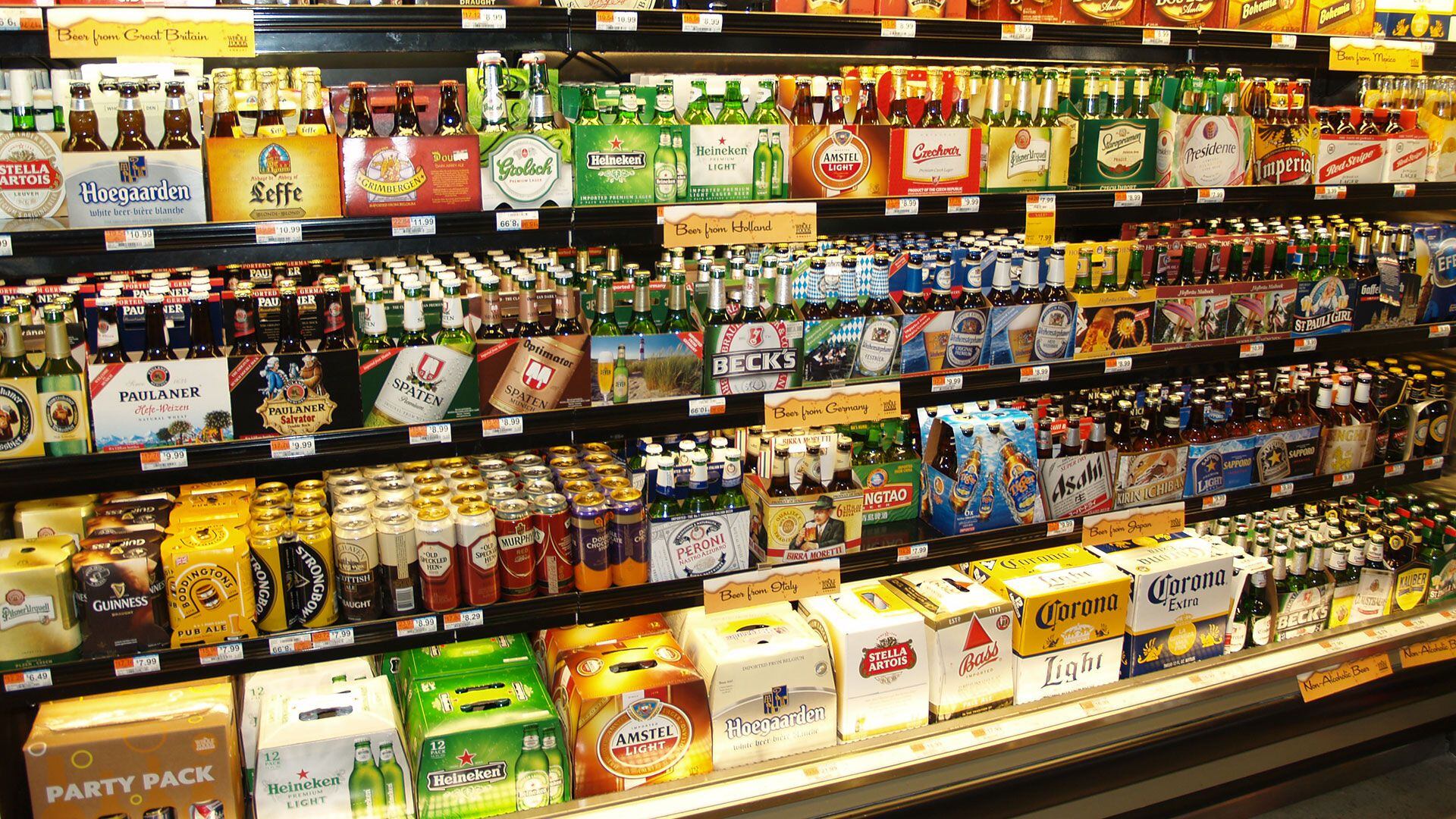 En los supermercados aseguran que podrían importar cerveza y que ello serviría para negociar mejor con los productores locales 