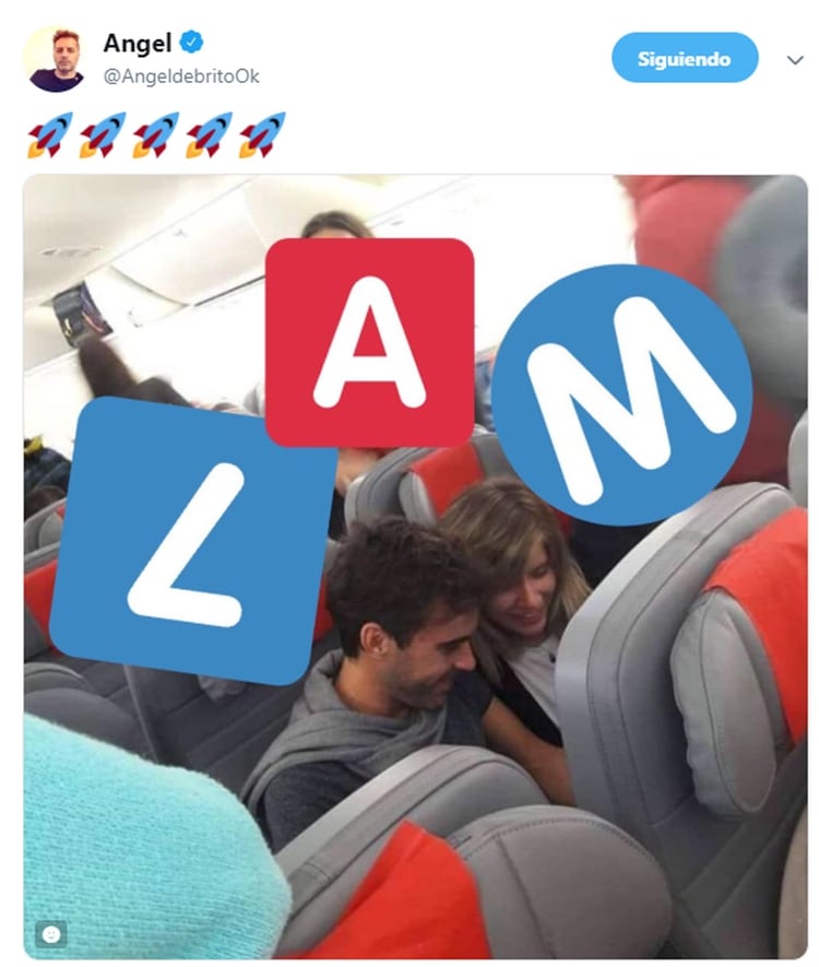 Una foto de Laurita y Cabré en el avión, camino a Inglaterra (Foto: Twitter)