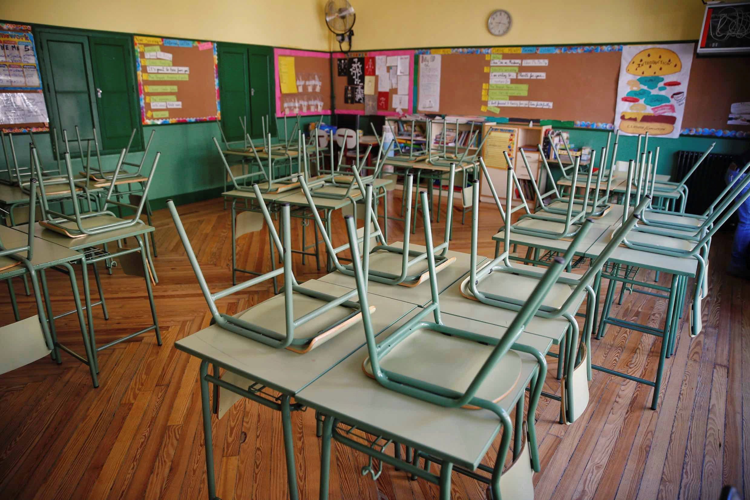 Un aula desierta en un colegio público antes del inicio del curso escolar. (EFE/ Paco Campos).