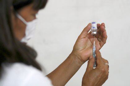 FILE PHOTO: Angela Coronel, nurse in charge of the vaccination process at the San Martin hospital, fills a syringe with Sputnik V (Gam-COVID-Vac) vaccine, in La Plata, on the outskirts of Buenos Aires, Argentina January 18, 2021. REUTERS/Agustin Marcarian/File Photo