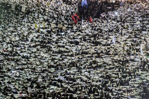 Mayo. Miles de manifestantes levantan paÃ±uelos blancos para protestar por la aplicaciÃ³n de la Ley de 2Ã—1 a los acusados de crÃ­menes de lesa humanidad, en la Plaza de Mayo ( Eitan Abramovich)