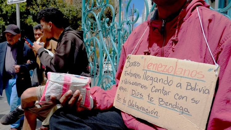 Un inmigrante venezolano ofrece dulces en el centro de La Paz, Bolivia (REUTERS/David Mercado)
