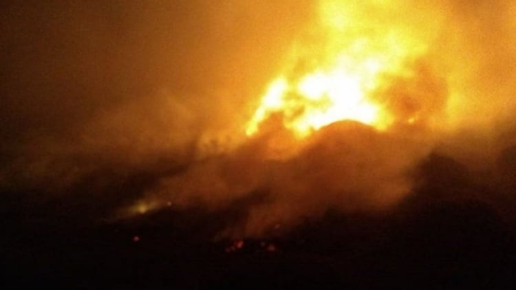 La aeronave en llamas tras el aterrizaje de emergencia 