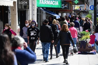 La localidad de Avellaneda se muestra vital y llena de gente aunque su zona céntrica es diametralmente opuesta a la de lugares más chicos como Quilmes. La avenida Mitre, acaso su arteria más importante, es ancha y permite más distanciamiento. Sin embargo, son decenas las personas que caminan a lo largo de sus cuadras