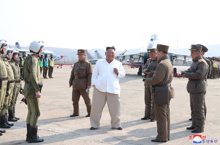 El norcoreano durante una visita a a División Aérea y Antiaérea. La fecha de la cita se desconoce porque el régimen difunde imágenes de manera discrecional sin proporcionar detalles