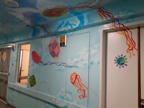 Juegos y colores: Las paredes y techos del sector de pediatría del Hospital Elizalde permiten a los niños entretenerse mientras están acostados en sus camas. Foto: Archivo DEF.