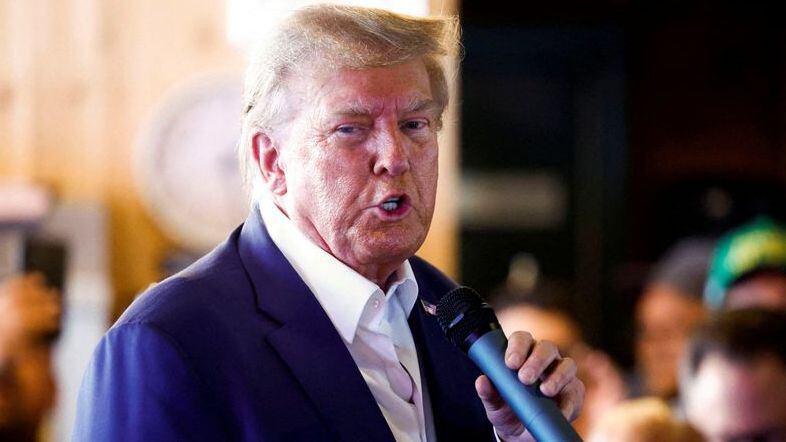 FOTO DE ARCHIVO: El candidato presidencial republicano y expresidente de Estados Unidos Donald Trump habla mientras hace campaña en la Feria Estatal de Iowa en Des Moines, Iowa, Estados Unidos 12 de agosto de 2023 (Reuters)