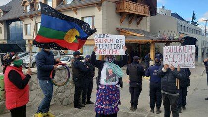 Los manifestantes esperaron a Bullrich en la puerta del hotel en el que se aloja