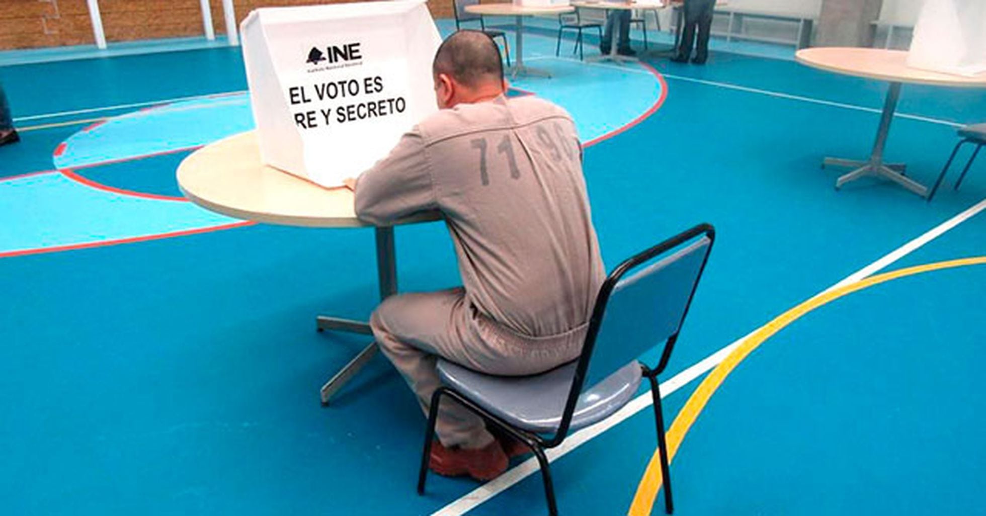 Un hombre ejerce su derecho al voto desde una cárcel de México (Foto: CNDH)