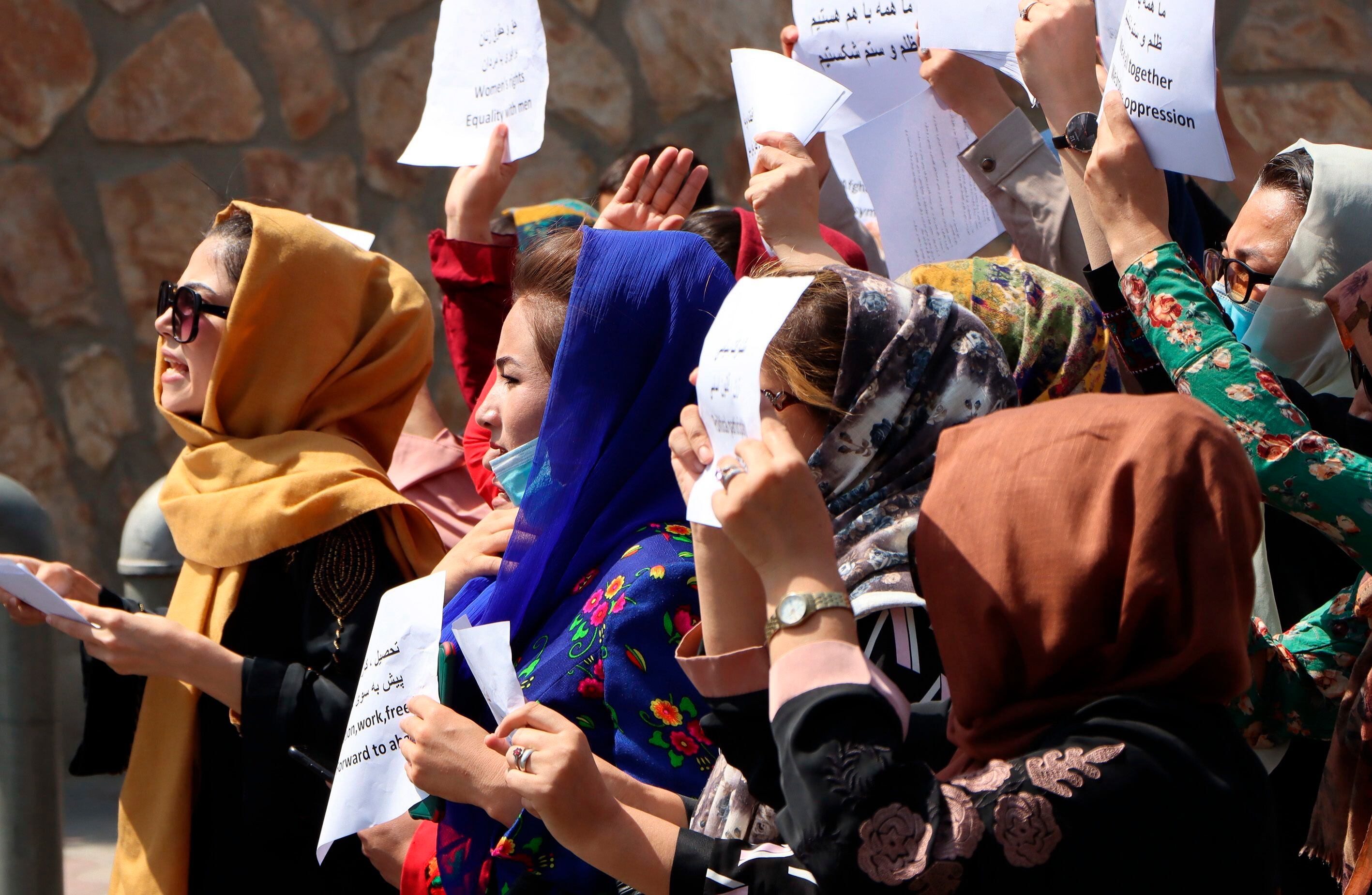 Las mujeres afganas han sido protagonistas de manifestaciones contra el nuevo régimen instalado en el país que no reconoce sus derechos (EFE/EPA/STRINGER)
