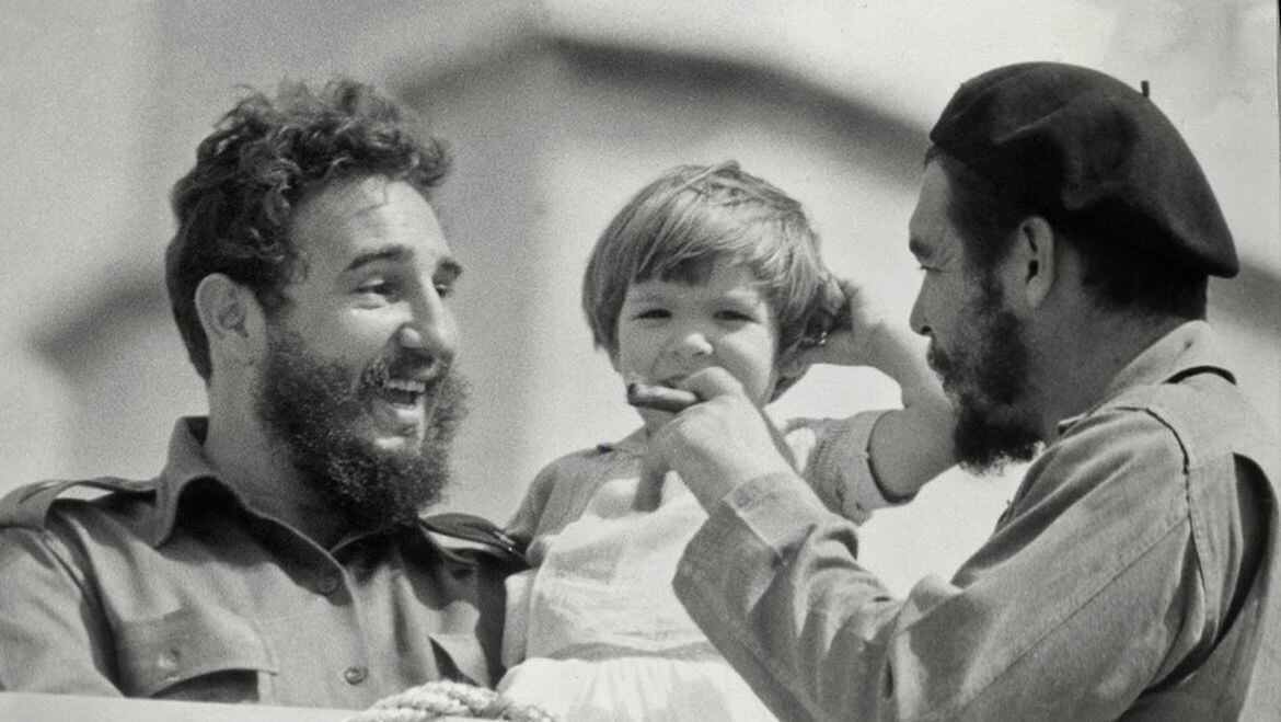 Fidel Castro con el Ernesto Guevara y su hija Aleida, tras el triunfo de la revolución (Archivo Austríaco)