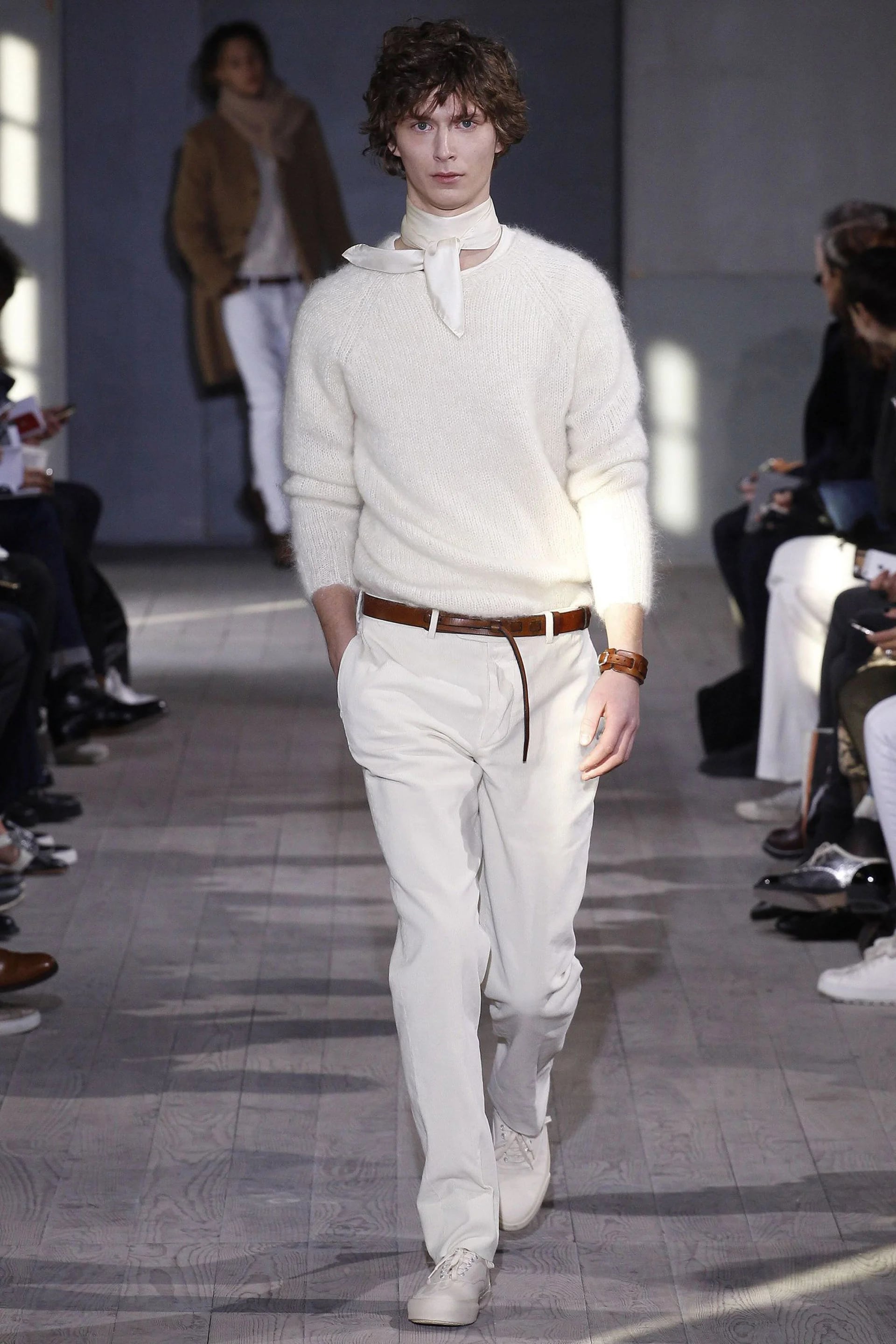 Total off white, otro look sporty chic combinado con sweater de angor, foulard de seda y pantalón de corderoy.